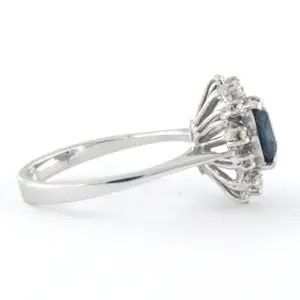 18k witgouden entourage ring met doublet saffier en single cut geslepen diamant kopen? Bied vanaf 310!