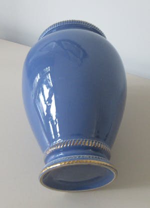 Plateelbakkerij Zuid-Holland - Korenblauwe platelen vaas met vergulde geribde randen kopen? Bied vanaf 1!