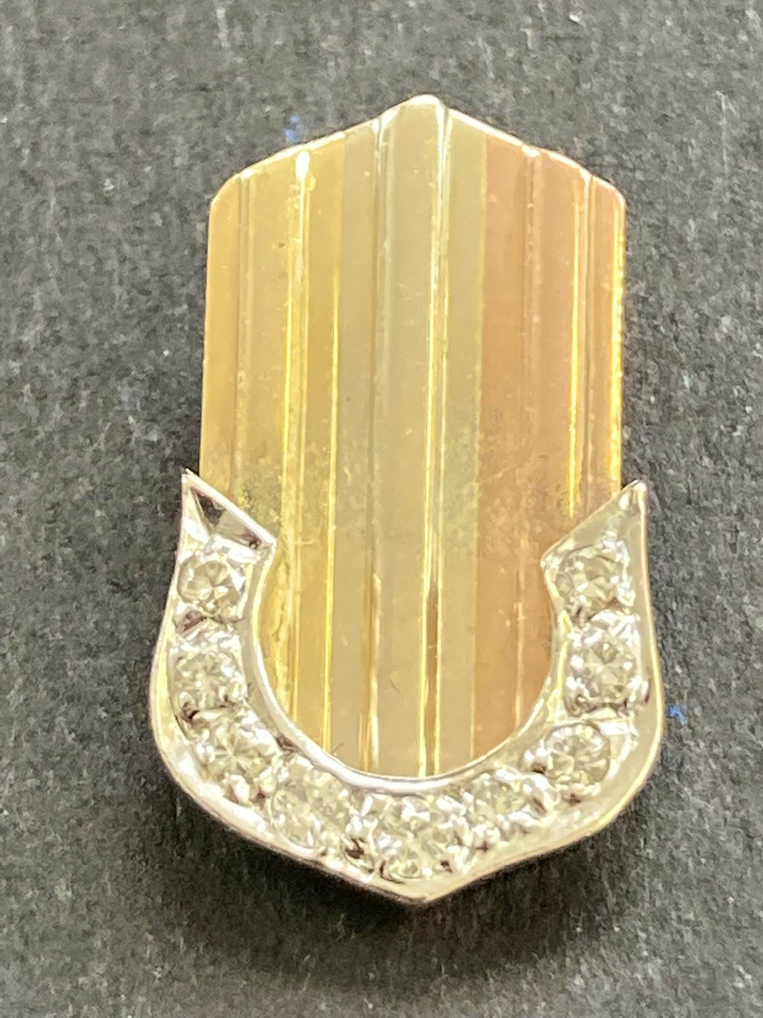 14 karaats gouden tricolor hanger, hoefijzer bezet met negen diamantjes kopen? Bied vanaf 80!