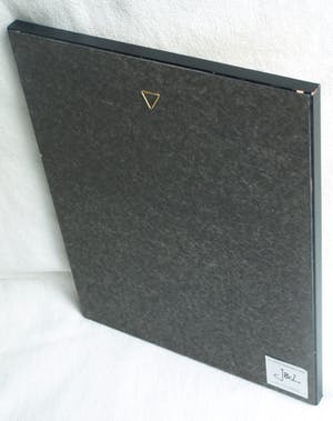 Niet of onleesbaar gesigneerd - Ingelijste gouache op zijde, Japan? China? , Figuren in berglandschap kopen? Bied vanaf 1!