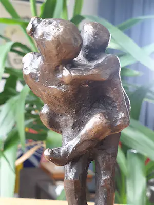 Brons (Onbekend) - Moeder met kind op rug 'Piggy back' kopen? Bied vanaf 25!