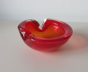 Niet of onleesbaar gesigneerd - Oranje rode dikwandige vintage Murano glazen asbak kopen? Bied vanaf 1!