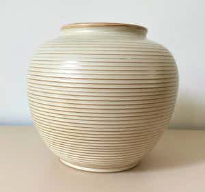 ADCO - Grote aardewerken Ribbelvaas model 1012 verkocht voor € 52!