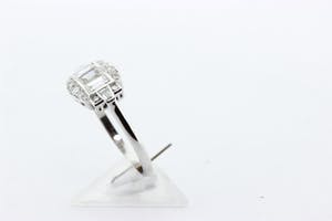 Art-deco stijl plaatring gezet met 3 baquette geslepen diamanten kopen? Bied vanaf 1150!