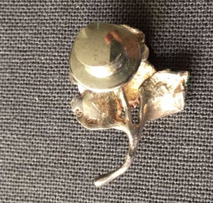Ehinger-Schwarz - Gesigneerde broche versierd met kleurrijk email (1e gehalte zilver) kopen? Bied vanaf 45!