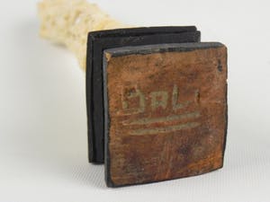 Niet of onleesbaar gesigneerd - Uit been gemaakt snijwerk - Bali - Indonesië kopen? Bied vanaf 1!