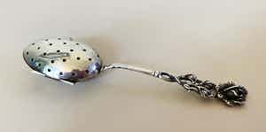 Niet of onleesbaar gesigneerd - Antiek Nederlands zilveren (.835) thee-ei verkocht voor € 1!