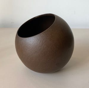 Cor Unum - Space Age bruine aardewerken kogelasbak en twee kandelaren ontwerp Theo Potmeer kopen? Bied vanaf 1!