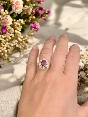 Buy 18 Kt. Geelgouden cocktailring met 1,80 ct granaat en diamanten? Bid from 900!