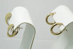 15 - Twee (2) paar 14krt geel gouden oorsieraden - creolen en bladeren kopen? Bied vanaf 170!