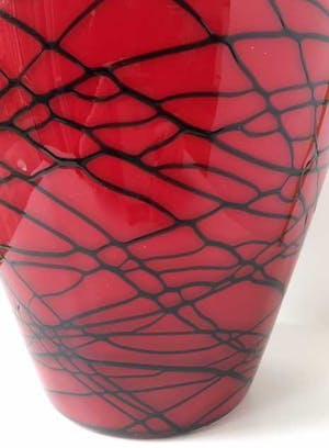 Niet of onleesbaar gesigneerd - Rode glazen vaas met zwart draadglas kopen? Bied vanaf 10!