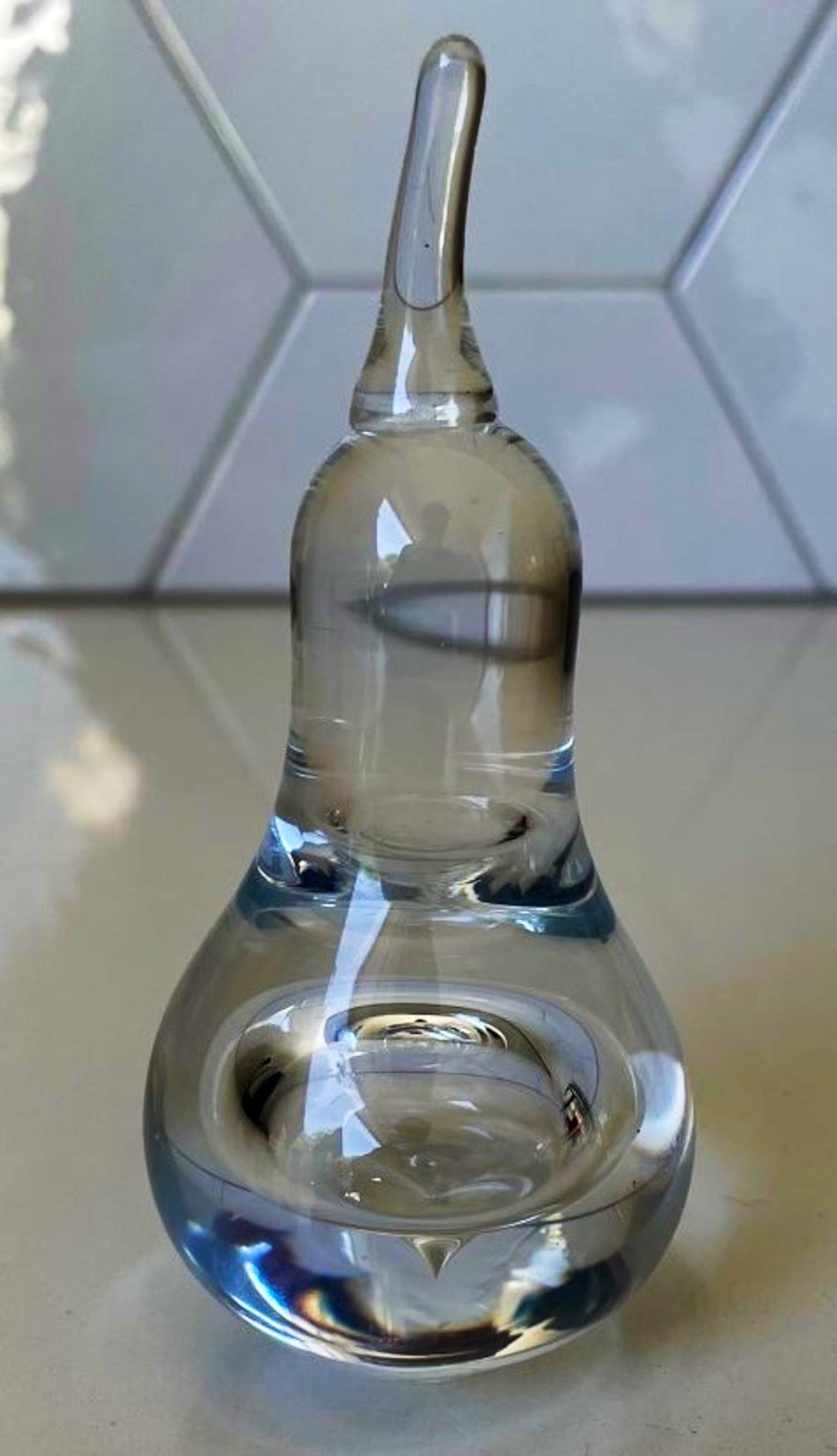 Niet of onleesbaar gesigneerd - Kristallen Peer presse papier kopen? Bied vanaf 1!