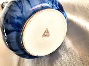 Sevres - Porzellan Vase original Sevres von 1900 mittelblau mit goldenem Blätter-Dekor kopen? Bied vanaf 290!