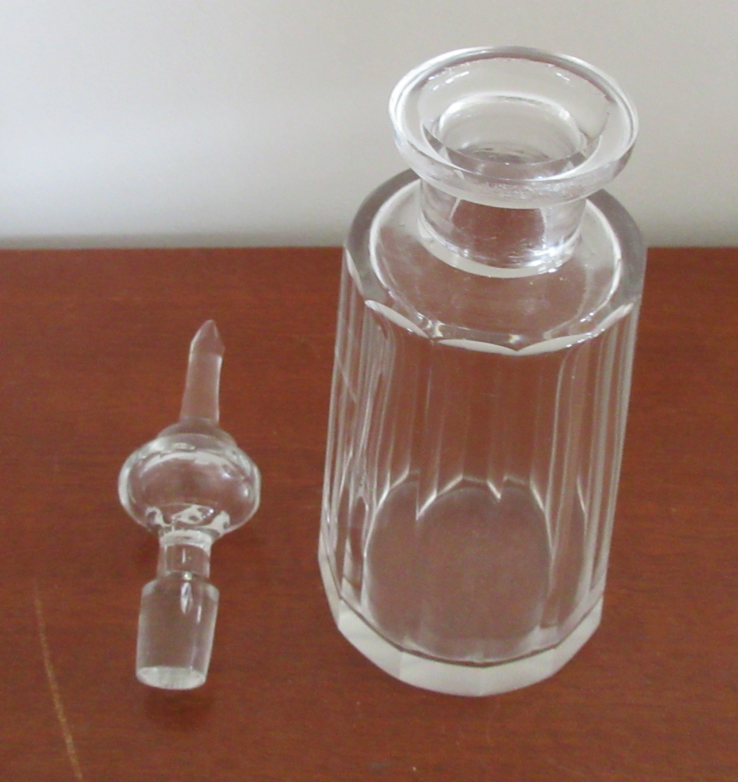 Niet of onleesbaar gesigneerd - Twee antieke 19e eeuwse geslepen kristallen azijn karafjes kopen? Bied vanaf 1!