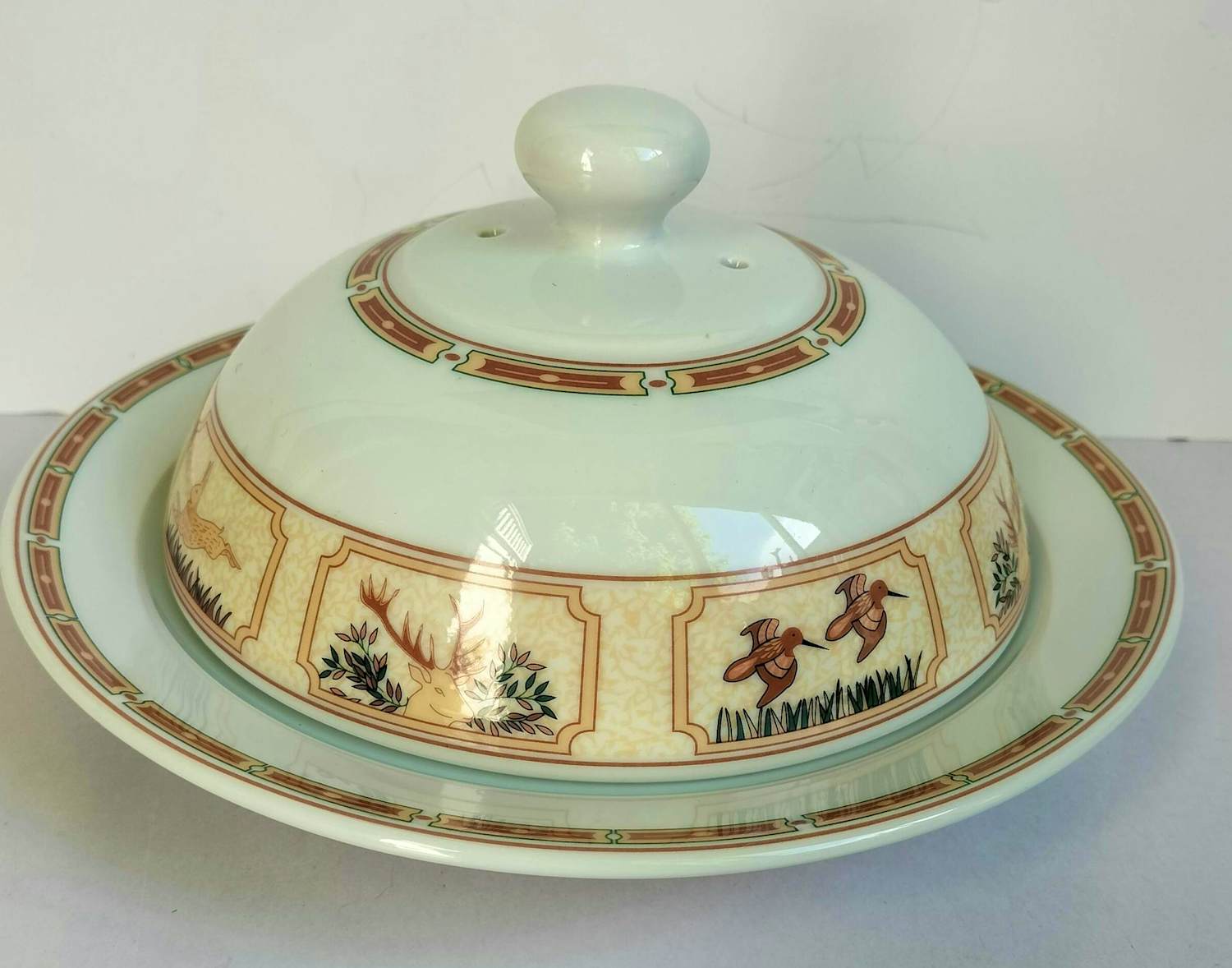 Pillyvuyt - Ronde botervloot/kaasstolp in Art Deco stijl verkocht voor € 15!