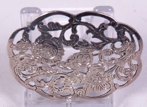 Deels opengewerkte zilveren broche kopen? Bied vanaf 1!