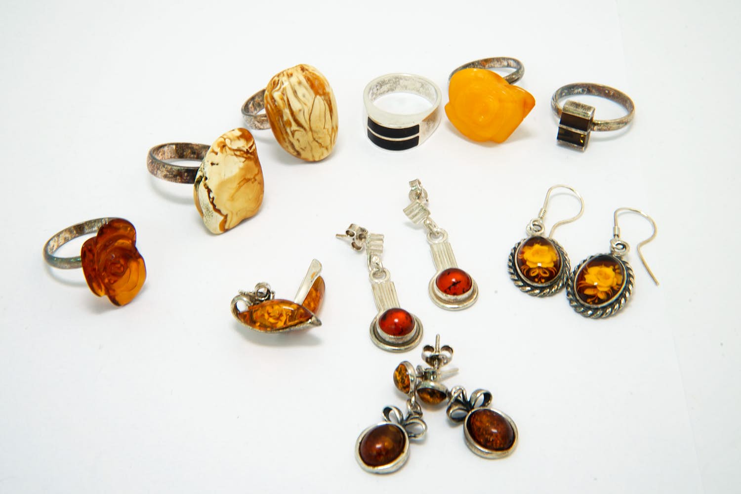 27 - Lot bestaande uit diverse 1e gehalte zilveren oorsieraden en ringen kopen? Bied vanaf 30!