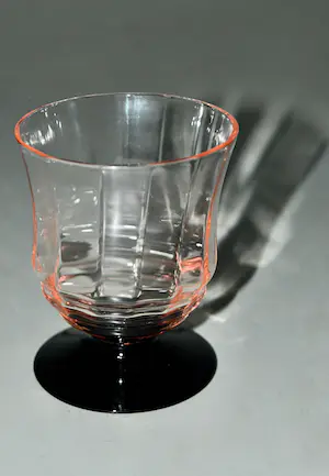 Niet of onleesbaar gesigneerd - Eyecatcher - 6 Zeer zeldzame zachtroze Art Deco glazen - Verrerie Doyen kopen? Bied vanaf 1!