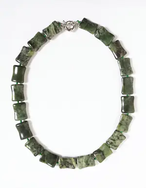 Flatteus Maw-sit-sit jade collier, ongehandelde stenen, bamboe vorm, Myanmar. kopen? Bied vanaf 75!