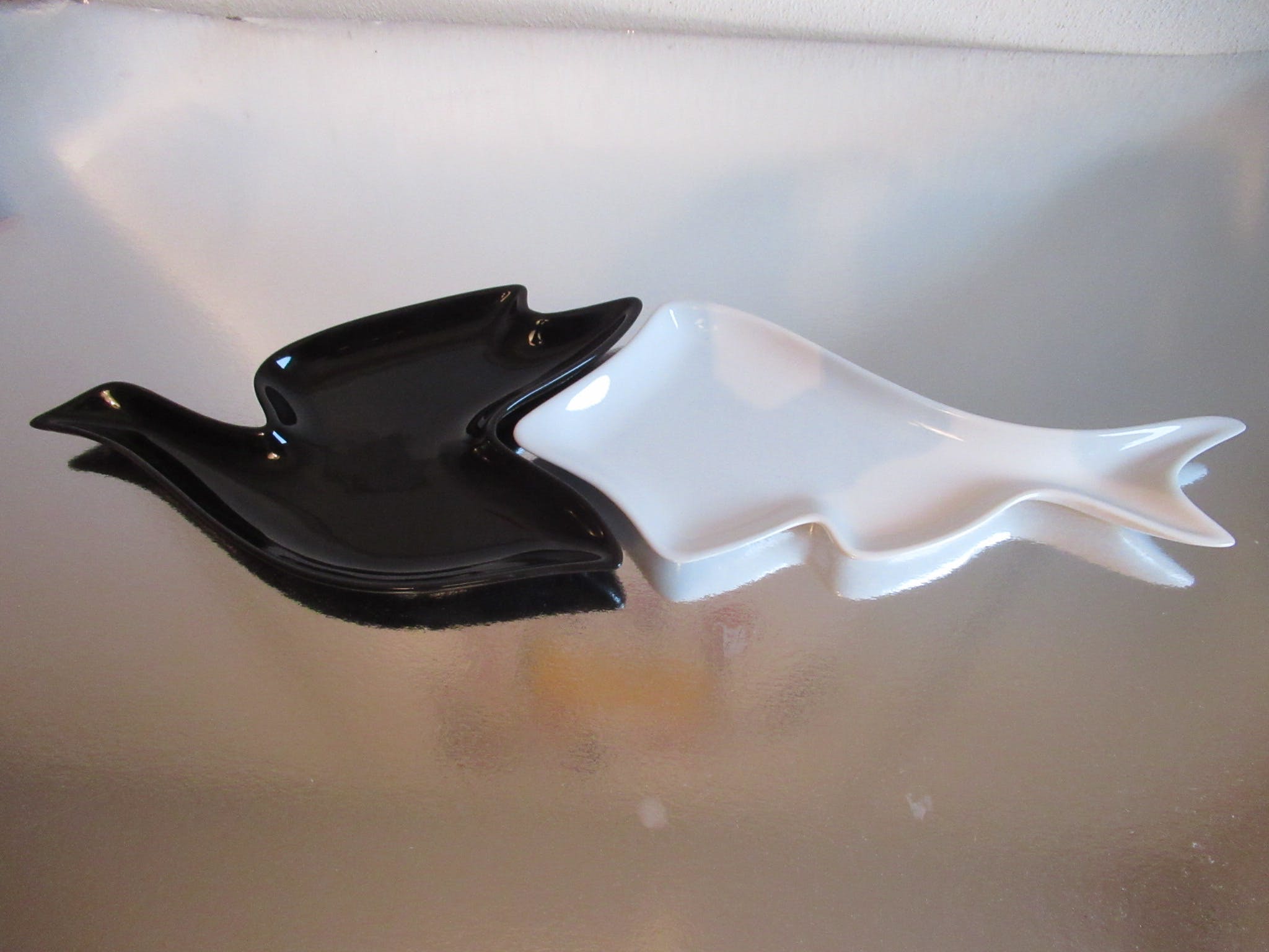 Niet of onleesbaar gesigneerd - Vogel en vis schaal naar M.C. Escher. verkocht voor € 1!