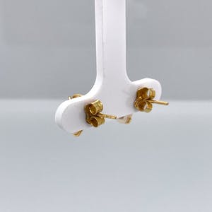 18 kt gouden handgemaakte oorstekers met zaadparel en diamant, 2,41gr kopen? Bied vanaf 65!