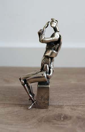 Rik Poot - zilveren beeld: zittend figuur verkocht voor € 1395!
