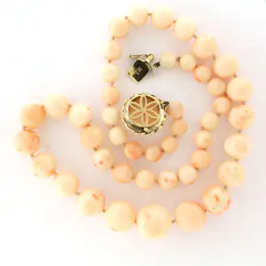 Gele slot met koraal aan een koralen kralen ketting - 55 cm kopen? Bied vanaf 650!