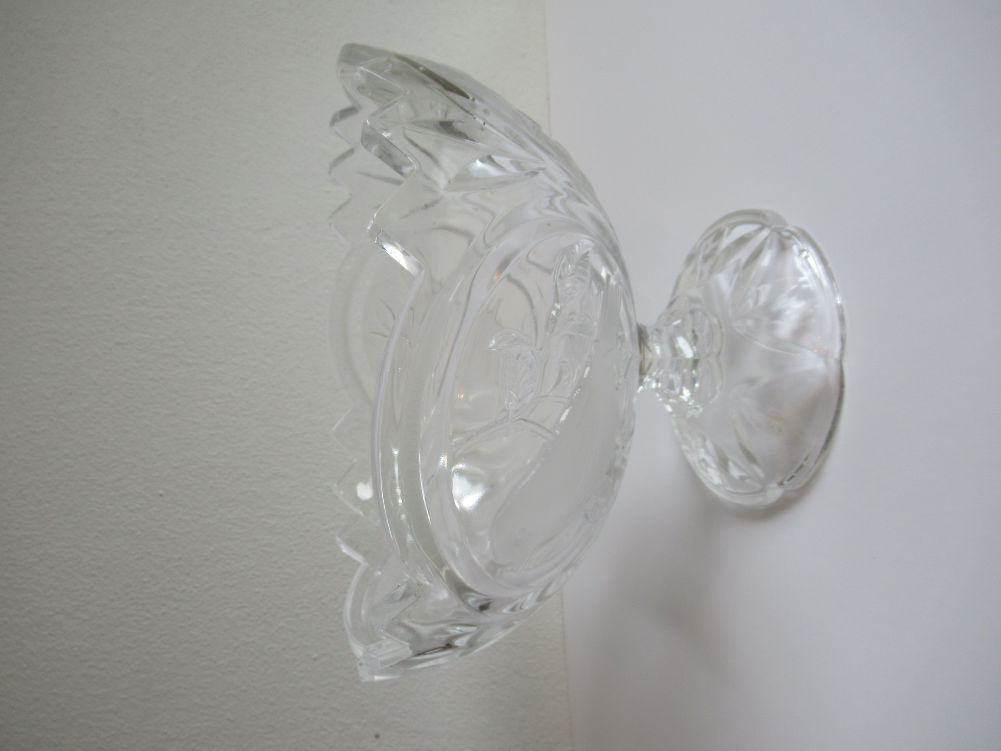 Niet of onleesbaar gesigneerd - Glazen schaal met vogel motieven verkocht voor € 1!