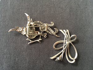 1e gehalte Zilver - twee zilveren vintage broches: een vogel- en een fantasiebroche kopen? Bied vanaf 10!