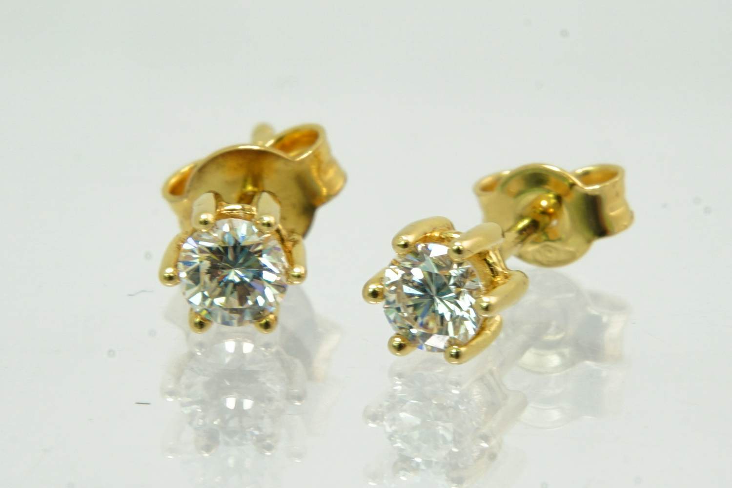 75 - Een charmant paar 18 karaats geelgoud en (0.50ct) diamanten oorstekers kopen? Bied vanaf 300!
