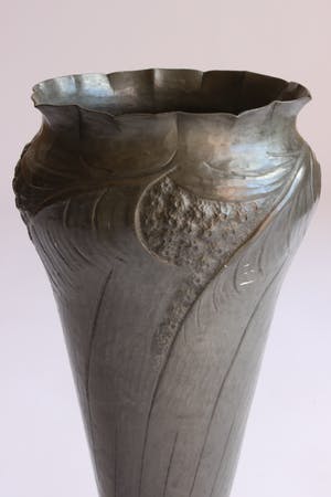 Leon Provins - Jugendstil gehamerd vaasje kopen? Bied vanaf 50!