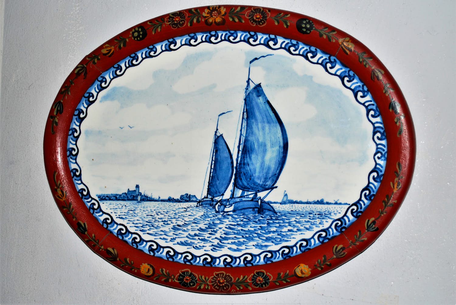 Koninklijke Tichelaar Makkum - ovalen handbeschilderde plaque met scheepjes - Hindelooper lijst kopen? Bied vanaf 65!