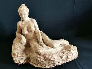 Niet of onleesbaar gesigneerd - Fraai beeld van naakte liggende dame verkocht voor € 1!