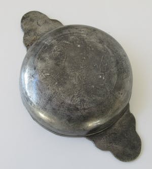 Niet of onleesbaar gesigneerd - Antieke 18e eeuwse tinnen brandewijn of papkom kopen? Bied vanaf 10!