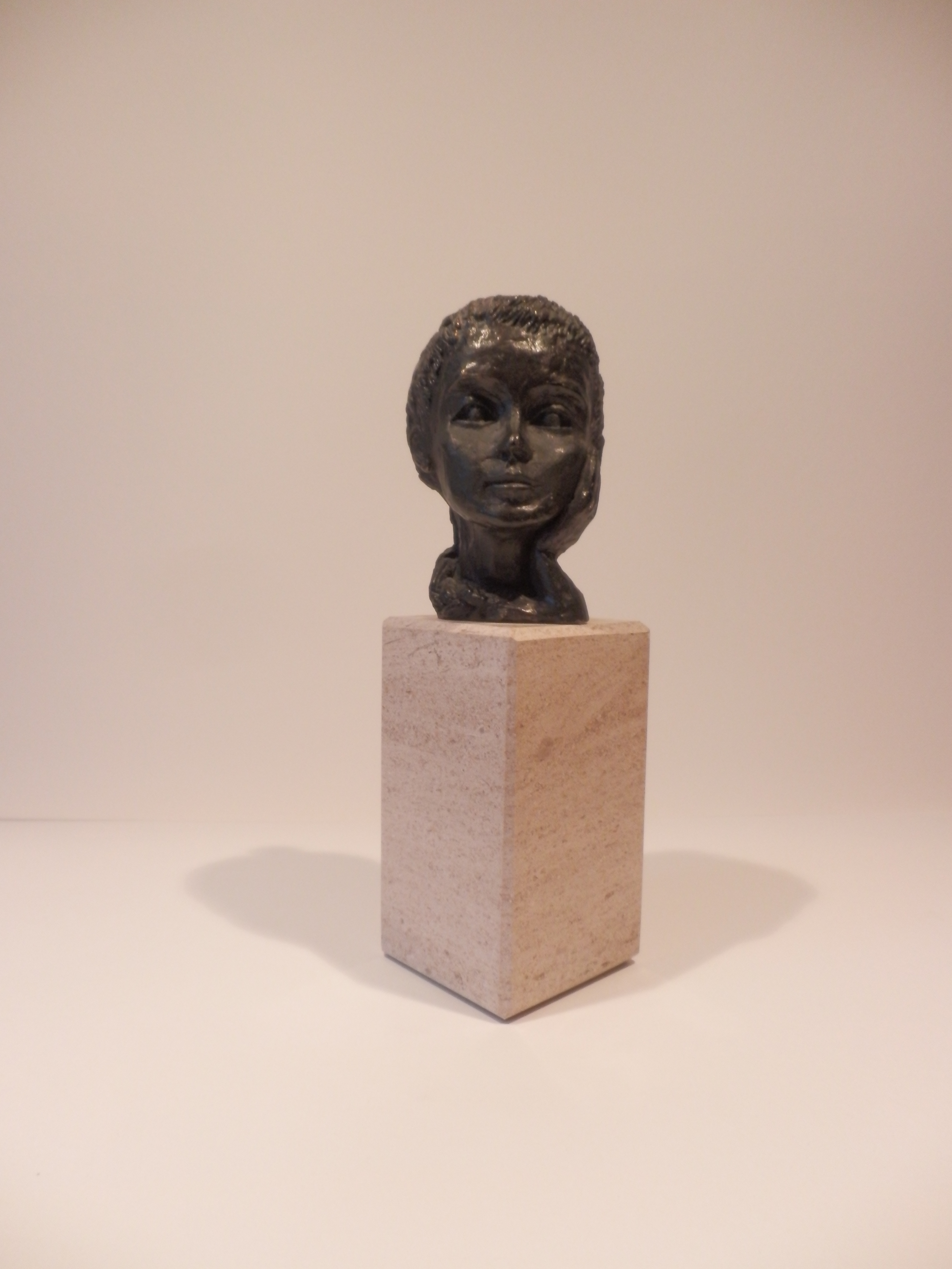 Niet of onleesbaar gesigneerd - Stenen sculptuur op marmeren sokkel MEISJESKOPJE kopen? Bied vanaf 1!