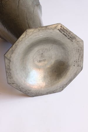 Leon Provins - Jugendstil gehamerd vaasje kopen? Bied vanaf 50!