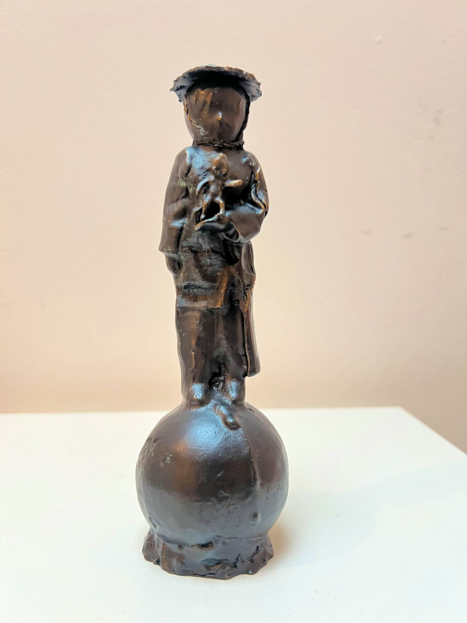 Nicolas Dings - Bronzen sculptuur | Mother earth kopen? Bied vanaf 200!