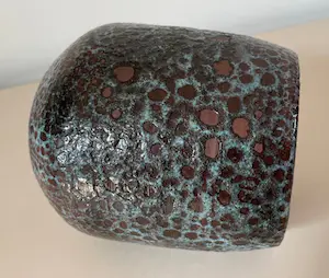 Niet of onleesbaar gesigneerd - Vintage aardewerken vaasje met lichtblauw bruisglazuur kopen? Bied vanaf 1!