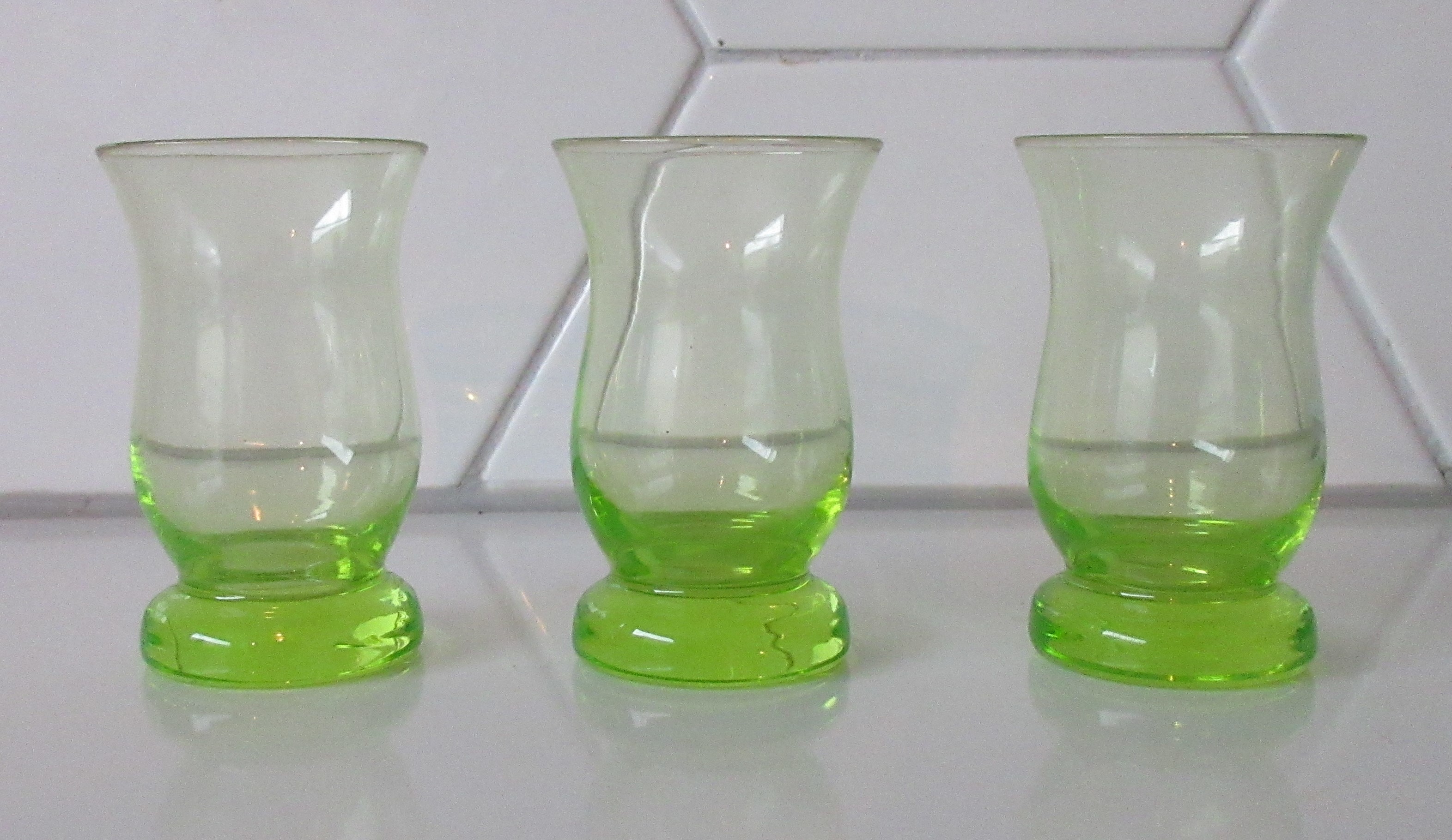 Niet of onleesbaar gesigneerd - Drie Annagroene likeur of borrelglaasjes - Nederland verkocht voor € 1!