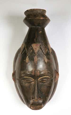 Guru - Houten masker met gestyleerd kapsel in een knot verkocht voor € 1!