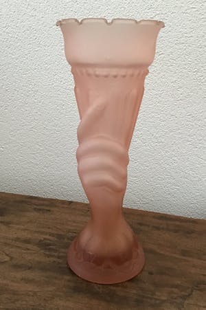 Niet of onleesbaar gesigneerd - Espaivet, Art Deco roze gesatineerd glazen vaas kopen? Bied vanaf 10!