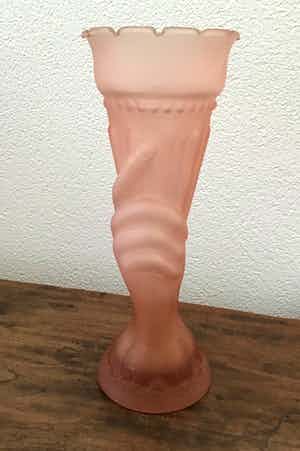 Niet of onleesbaar gesigneerd - Espaivet, Art Deco roze gesatineerd glazen vaas verkocht voor € 10!