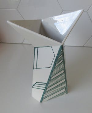 Niet of onleesbaar gesigneerd - Avantgardisctische keramische vaas met lijndecoratie kopen? Bied vanaf 10!