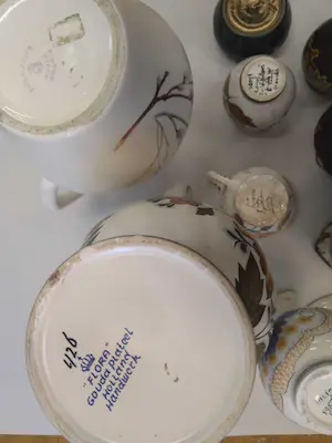 Plateelbakkerij Zuid-Holland - Lot met diverse keramische voorwerpen, kannen, vaasjes, etc. kopen? Bied vanaf 50!