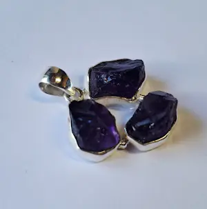 Nieuw een ruwe hanger met Amethist in zijn natuurlijke, onbewerkte vorm kopen? Bied vanaf 80!