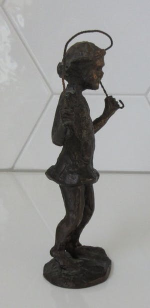 Niet of onleesbaar gesigneerd - Bronzen beeldje meisje met Springtouw kopen? Bied vanaf 10!