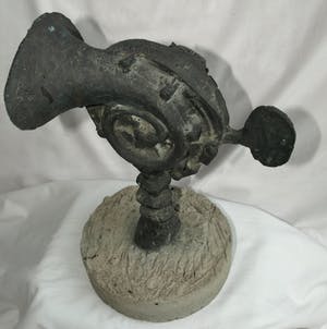 Niet of onleesbaar gesigneerd - Bronzen beeld op betonnen voet , "Autoclaxon" kopen? Bied vanaf 1!