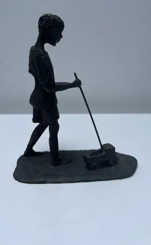 Corry Ammerlaan - Bronzen sculptuur | Spelend kind kopen? Bied vanaf 20!