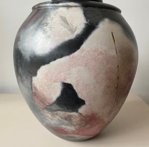 Niet of onleesbaar gesigneerd - Museale Studio Keramische Raku en paardenhaar deksel of urnvaas kopen? Bied vanaf 1!