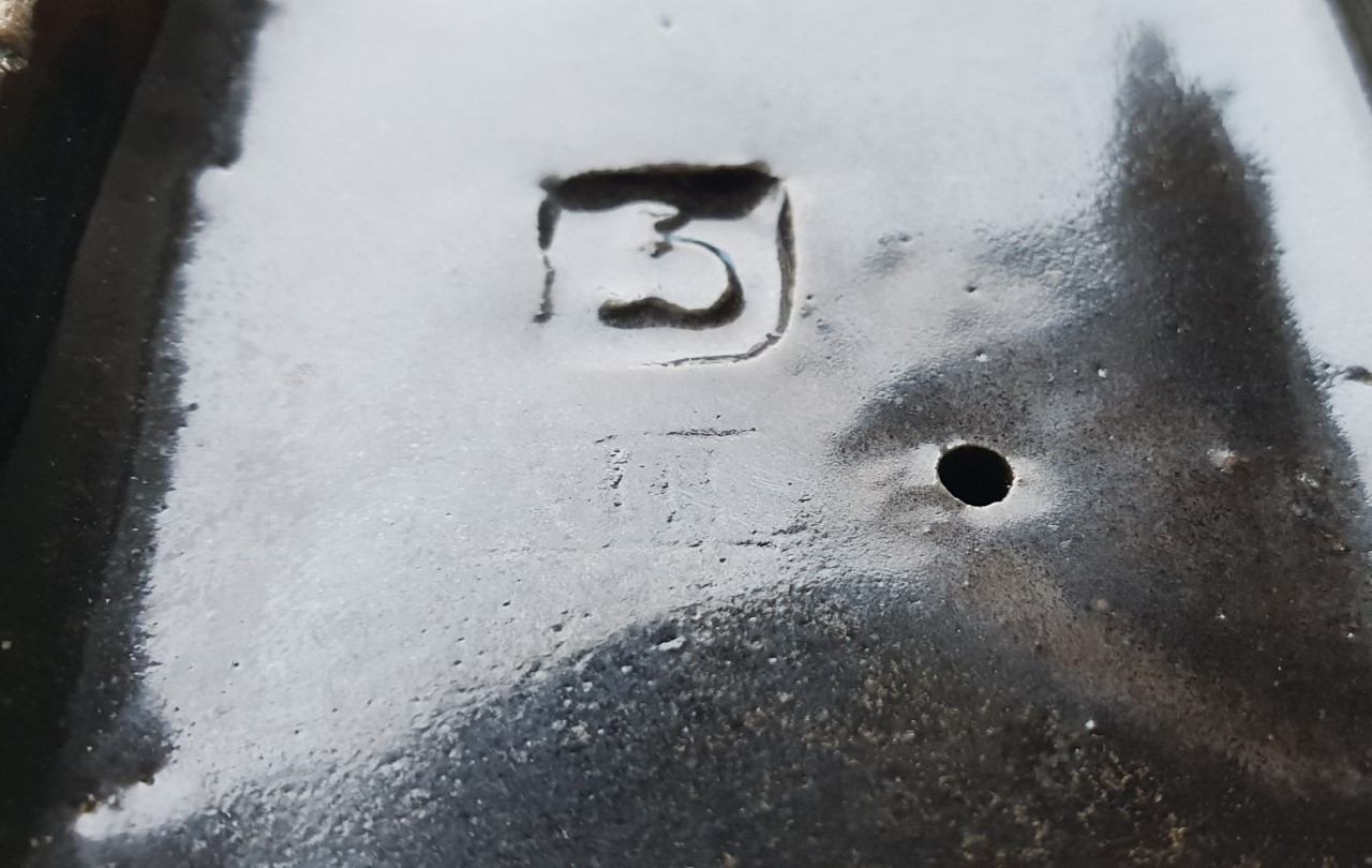 Niet of onleesbaar gesigneerd - keramiek, box, monogram doch voor mij onbekend kopen? Bied vanaf 1!